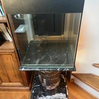Acquario con base in marmo