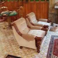 Divano, due poltrone e tavolo basso