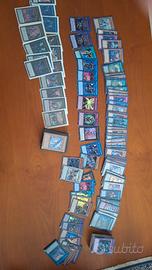 svariate carte e due mazzi di yugioh