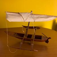 Tipica canoa ci bilancieri in legno mogano