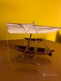 Tipica canoa ci bilancieri in legno mogano