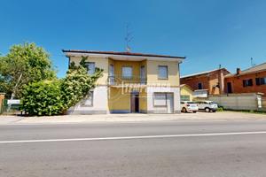 CASA INDIPENDENTE LIBERA SU QUATTRO LATI CON CORTI