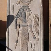 Antica piastra dell'Egitto incisa a bassorilievo