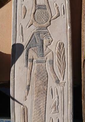 Antica piastra dell'Egitto incisa a bassorilievo