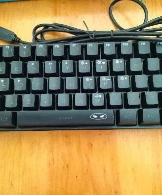 Tastiera da gioco meccanica RGB retroilluminata