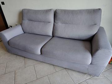 Divano letto 3 posti comodo e ben tenuto