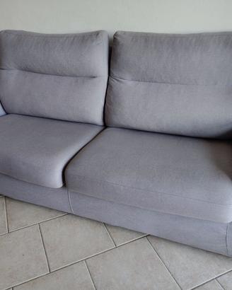 Divano letto 3 posti comodo e ben tenuto