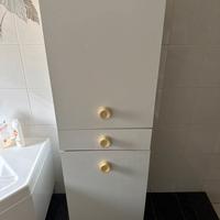 Mobile bagno bianco con maniglie beige