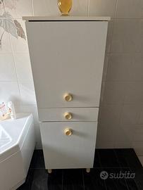 Mobile bagno bianco con maniglie beige