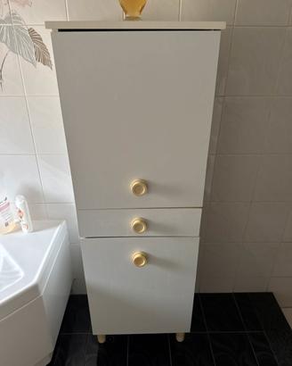 Mobile bagno bianco con maniglie beige