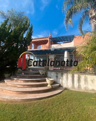 Villa con Campo da Tennis e 4 unità immob. Sicilia
