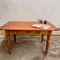 Tavolo in legno massello con cassetto funzionante