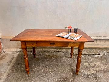 Tavolo in legno massello con cassetto funzionante