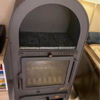 Stufa a legna, porta legna da esterno e attrezzi