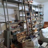 scaffalatura metallica robusta che porta peso 