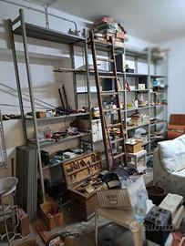 scaffalatura metallica robusta che porta peso 