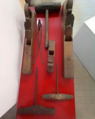  antichi attrezzi per falegnameria, soprammobili.