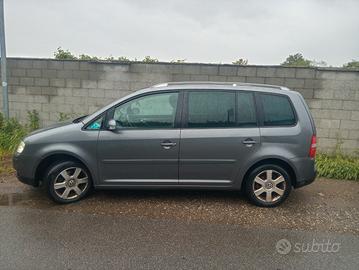 VOLKSWAGEN Touran - 2004