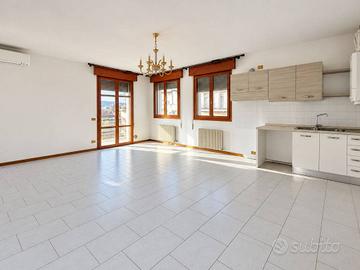 Appartamento di 152 m² con 5 locali e box auto a V