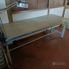 N.2 tavoli da lavoro con telaio in acciaio inox