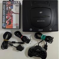 Sega Saturn con cavi, controller e videogioco