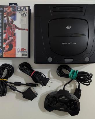 Sega Saturn con cavi, controller e videogioco
