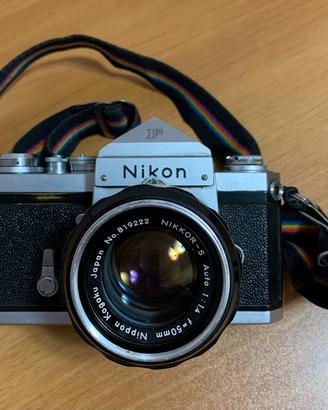 Macchina fotografica Nikon F con obiettivo,anni’80