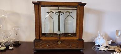 Bilancia antica da farmacia con pesi antichi