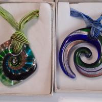 2 collane con ciondoli in vetro