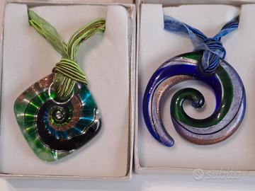 2 collane con ciondoli in vetro