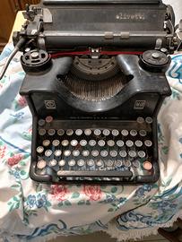 macchina da scrivere Olivetti 