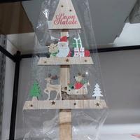 albero grande in legno con scritta 