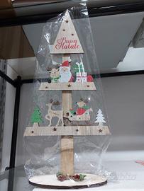 albero grande in legno con scritta 