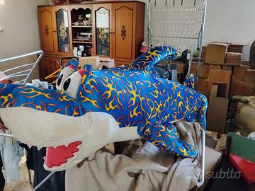 Peluche a forma di squalo