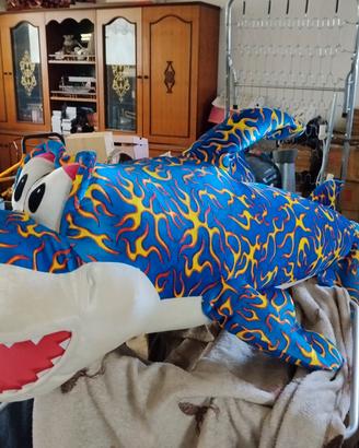 Peluche a forma di squalo