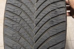 Coppia gomme 4 stagioni  225/40 R18 con 4mila km