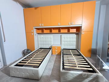 Camera completa con letti e scrivania e mensola