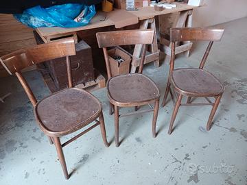Tris sedie vintage in legno da restaurare 