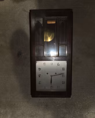 orologio antico con pendolo