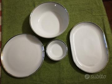 Servizio di piatti in porcellana con bordo argento
