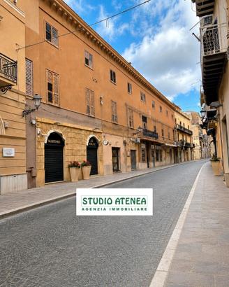 Via Atenea Centro: Palazzo Storico 1300 Mq