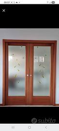 Porte scorrevoli in noce massiccio con vetro decor