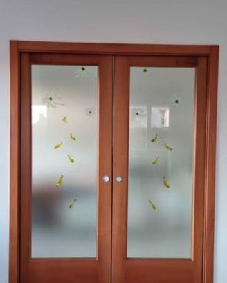 Porte scorrevoli in noce massiccio con vetro decor