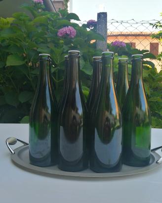 Bottiglie di vetro verde usate