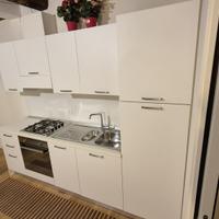 cucina completa, mobili e letti in buone condizion