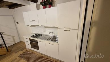 cucina completa, mobili e letti in buone condizion
