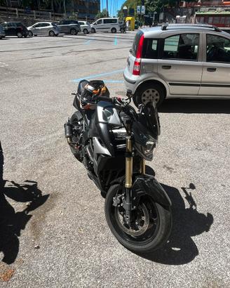 Suzuki gsr 750