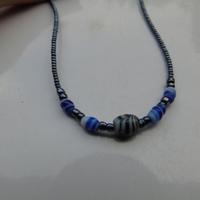 Collana con pietre e perline azzurre e blu