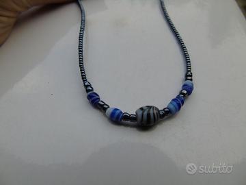 Collana con pietre e perline azzurre e blu