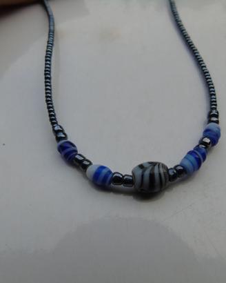 Collana con pietre e perline azzurre e blu